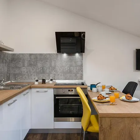 Hana - Attic In City Center Apartment *