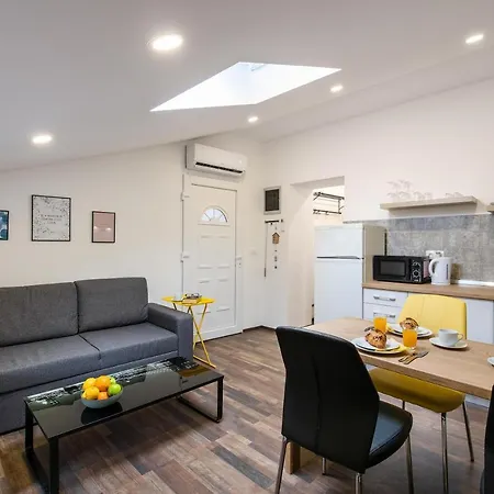 Apartment Hana - Attic In City Center Pula