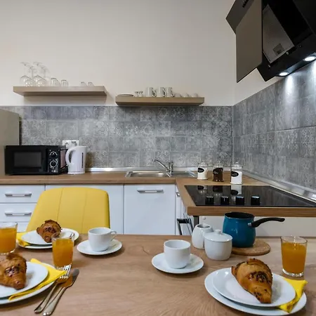 Hana - Attic In City Center Apartment Pula