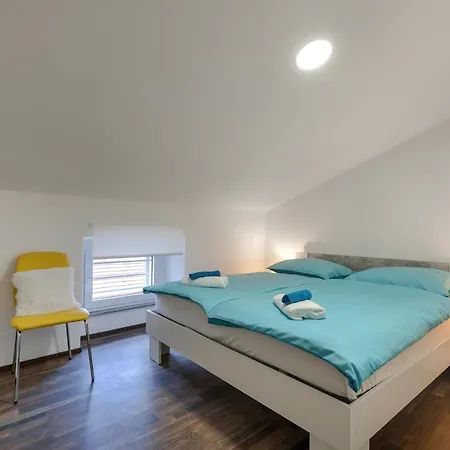 Hana - Attic In City Center Apartment